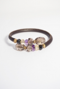 pulsera de cuero marrón y piedras
