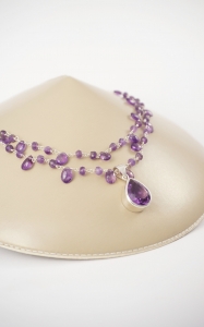 collar con piedras moradas