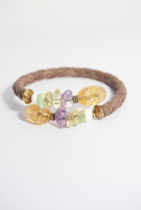 pulsera cuero marrón trenzado con gemas malvas y amarillas