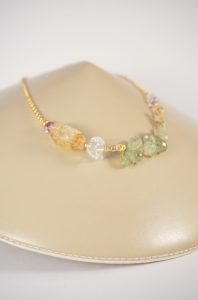 collar vede y amarillo
