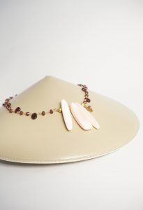 collar corto rosa y granate