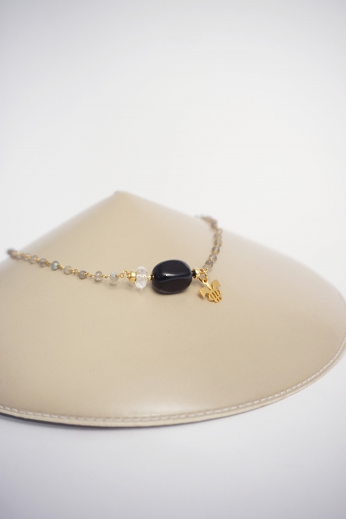 collar gris y negro
