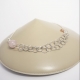 collar de plata con piedra rosa