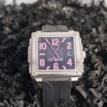 reloj cuadrado mediano negro y rosa